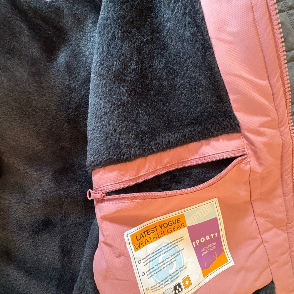 Woman’s winter coat - Picture 9 of 16